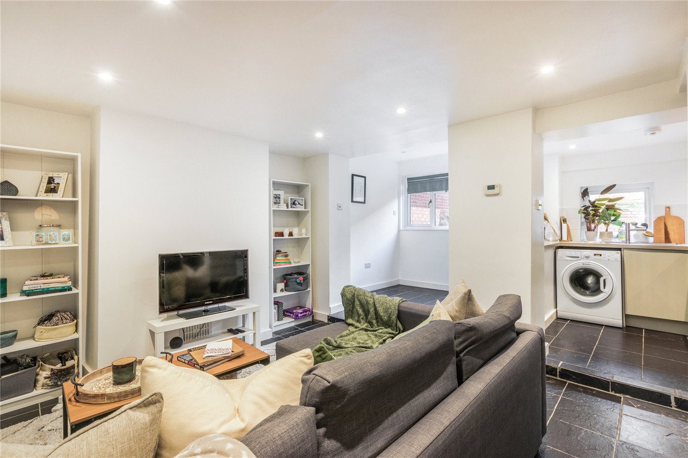 Flat Garratt Lane in Greater London