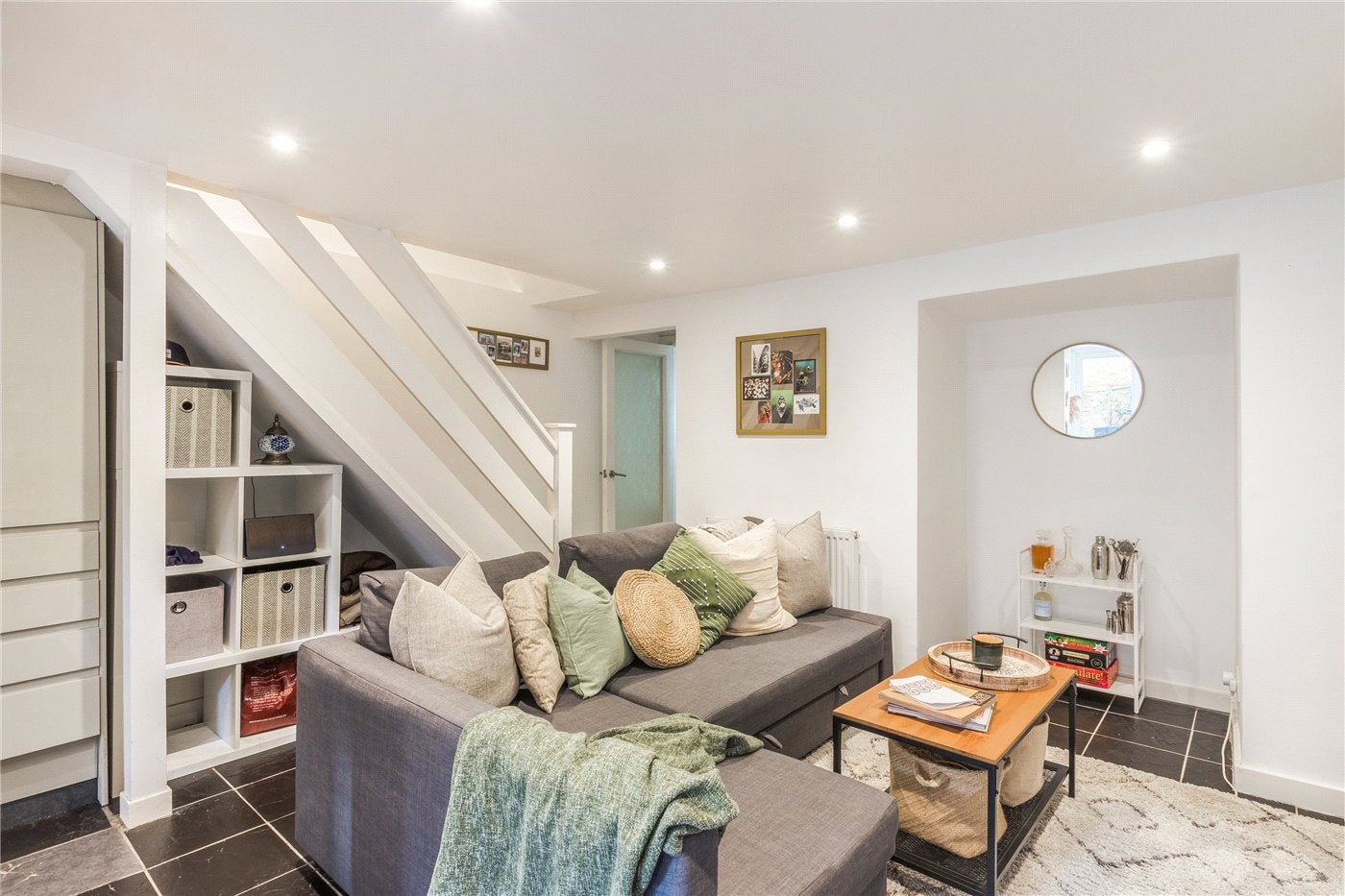 Flat Garratt Lane in Greater London