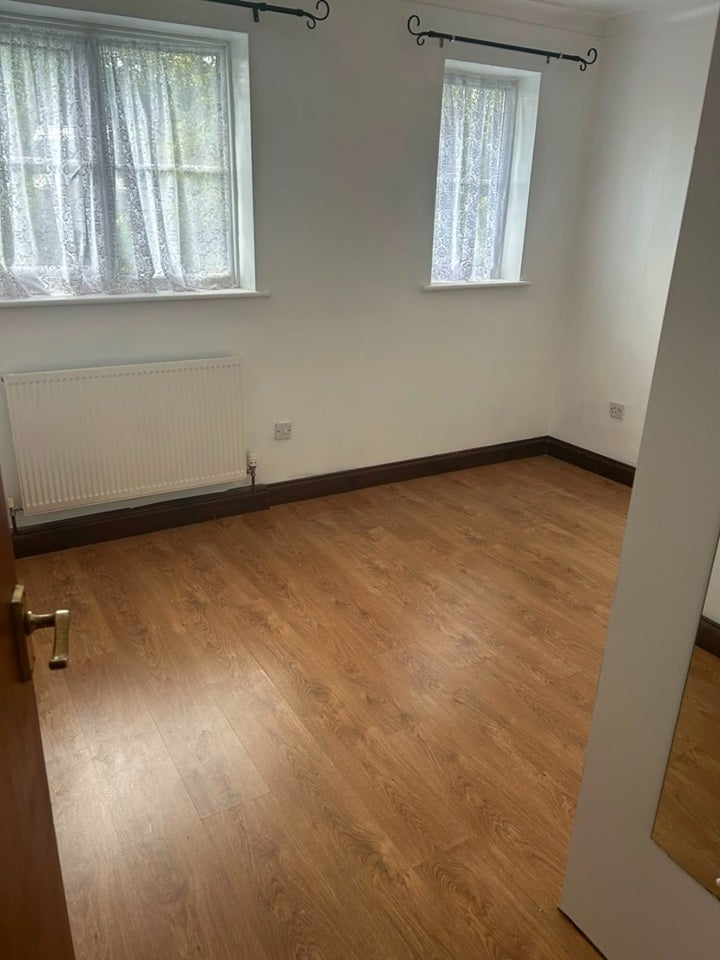 Flat Burdetts Road in Greater London