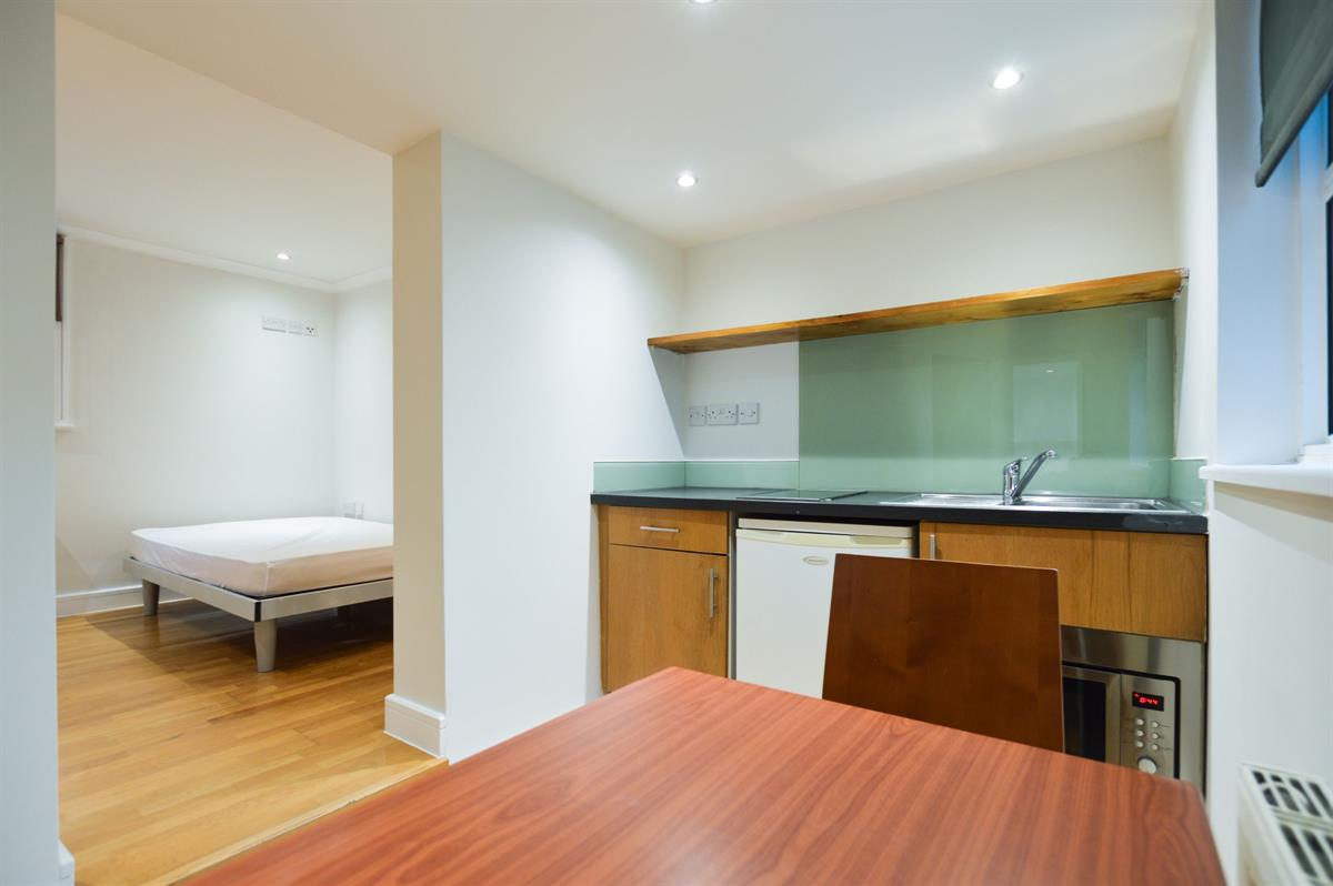 Flat Shepherds Bush Road in Greater London