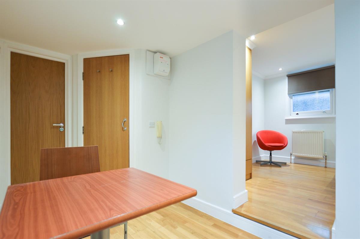Flat Shepherds Bush Road in Greater London