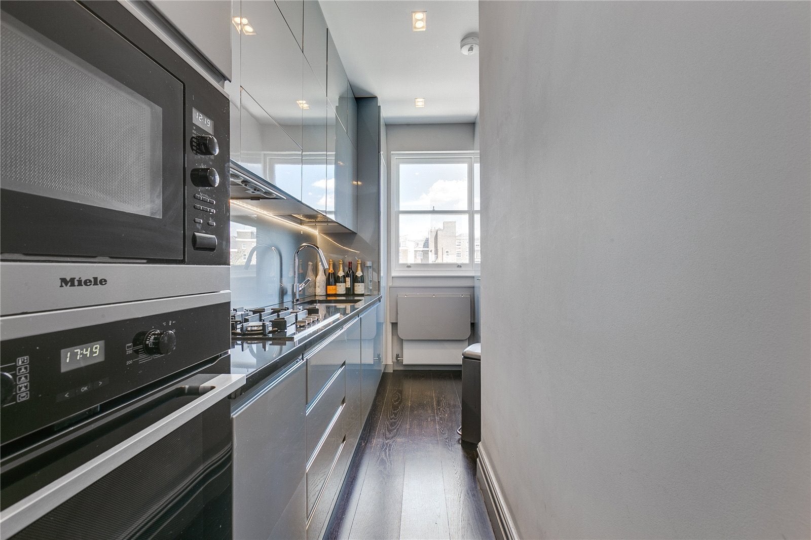 Flat Belgrave Square in City of Westminster