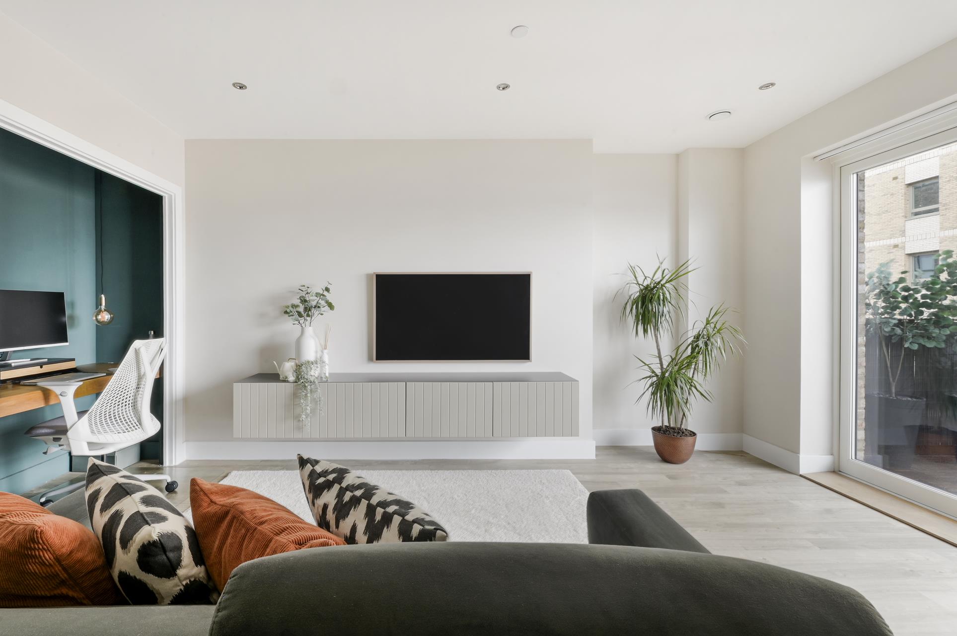 Flat Wray Avenue in Greater London