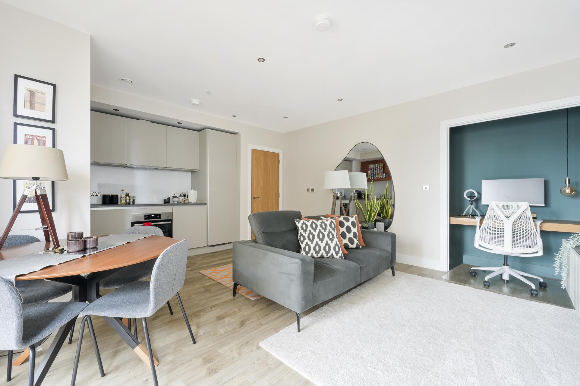 Flat Wray Avenue in Greater London