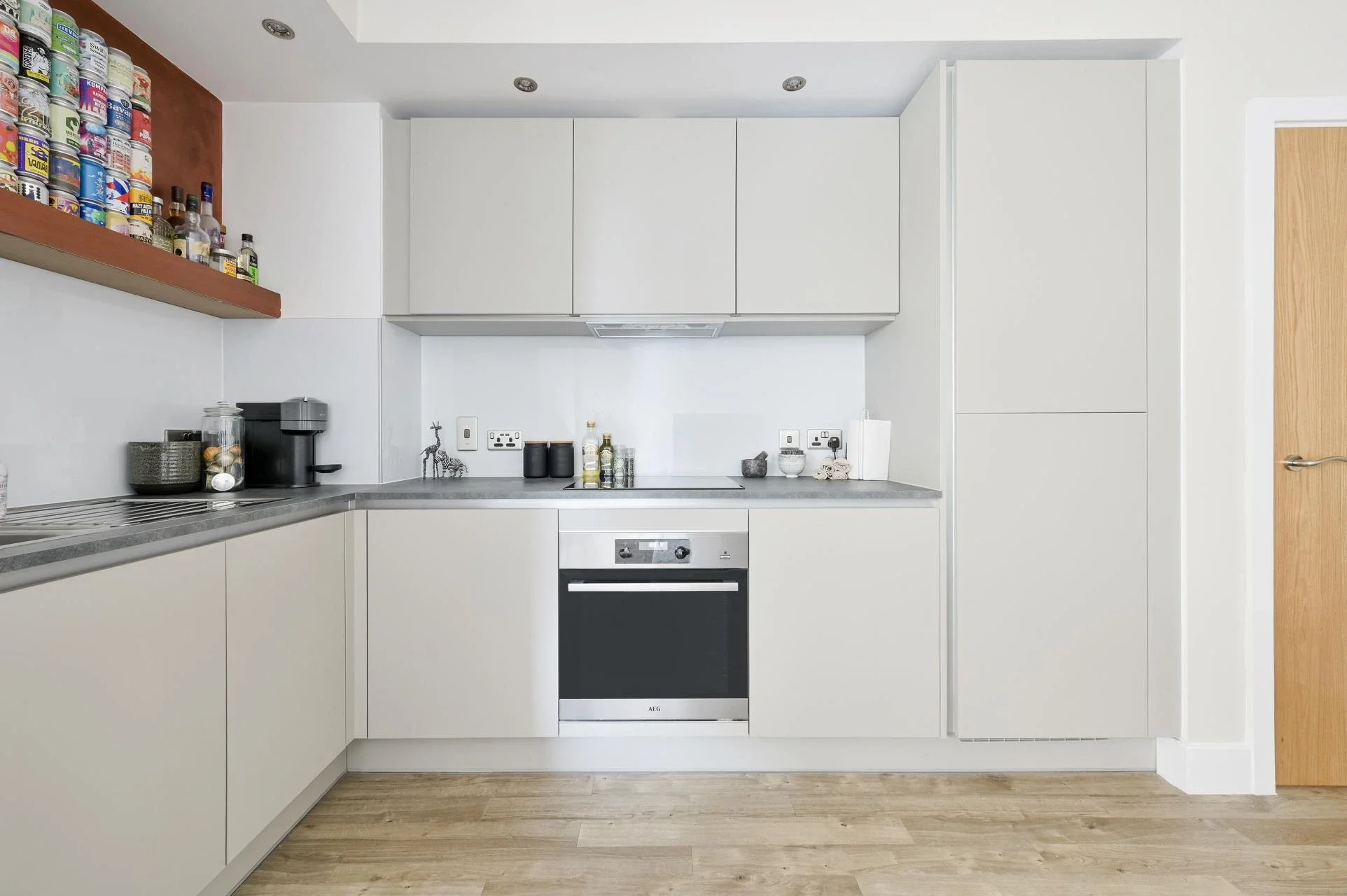Flat Wray Avenue in Greater London