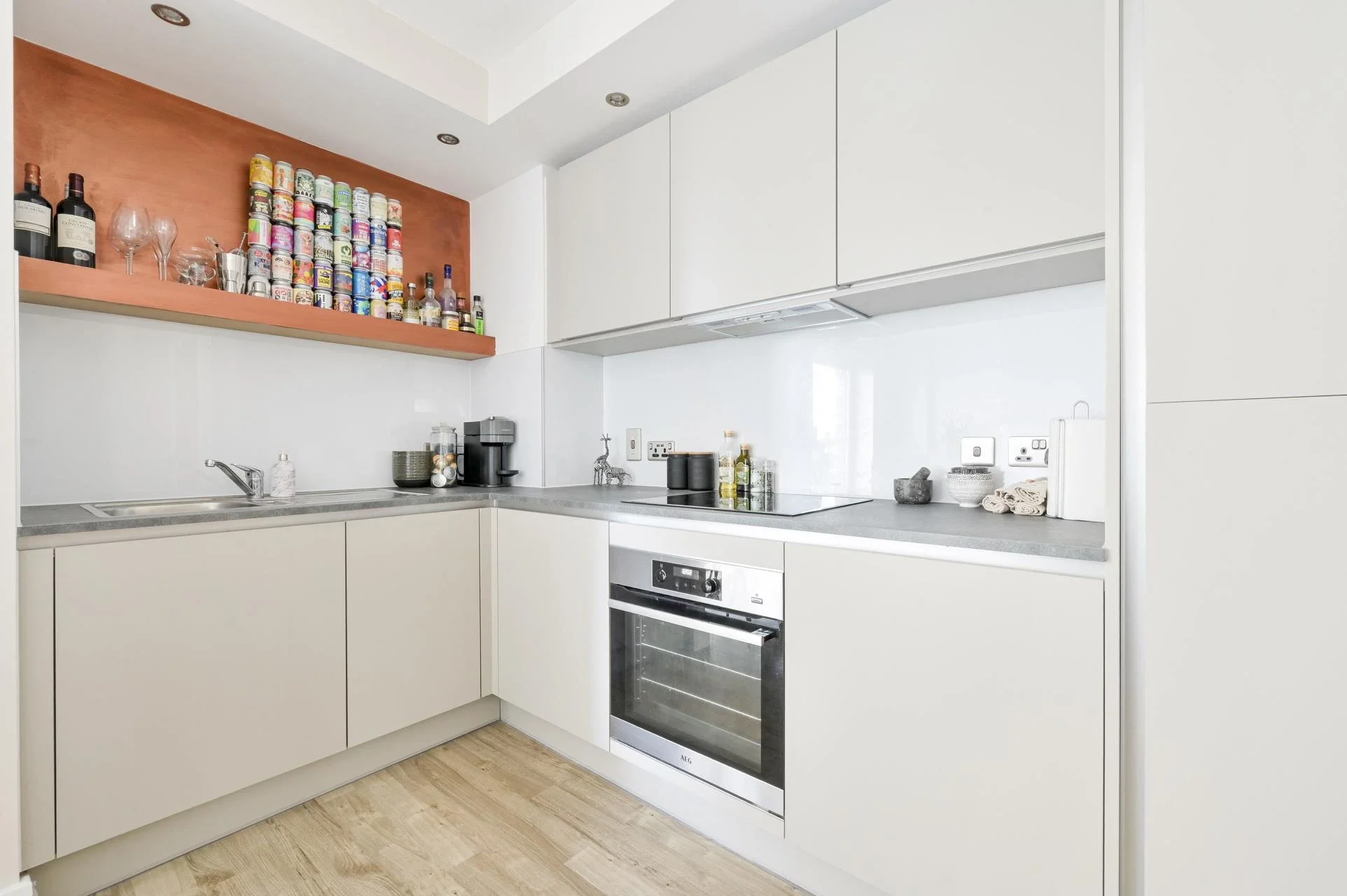 Flat Wray Avenue in Greater London
