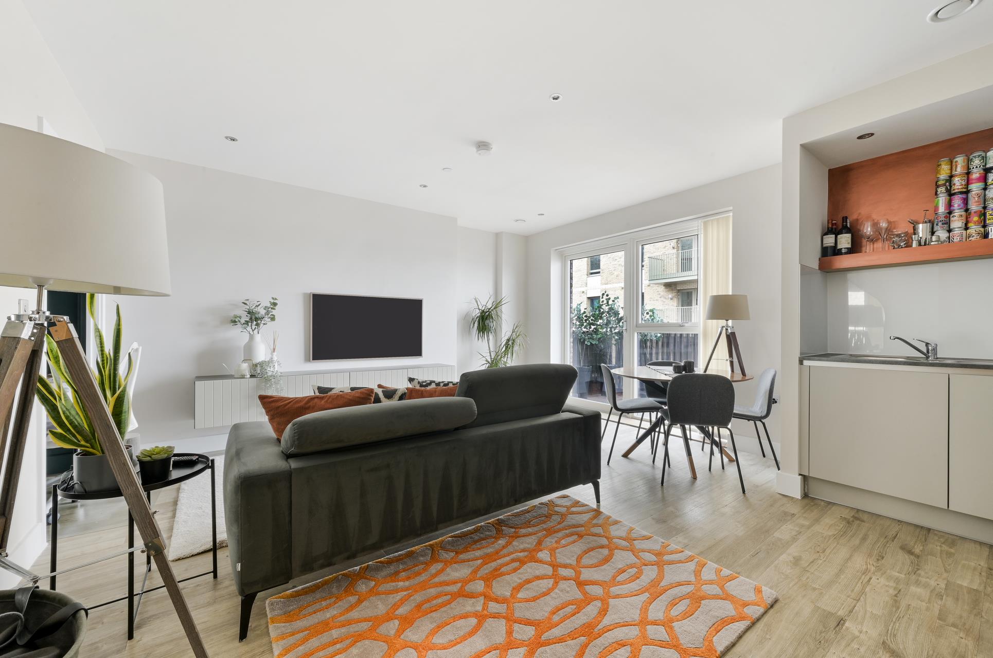 Flat Wray Avenue in Greater London