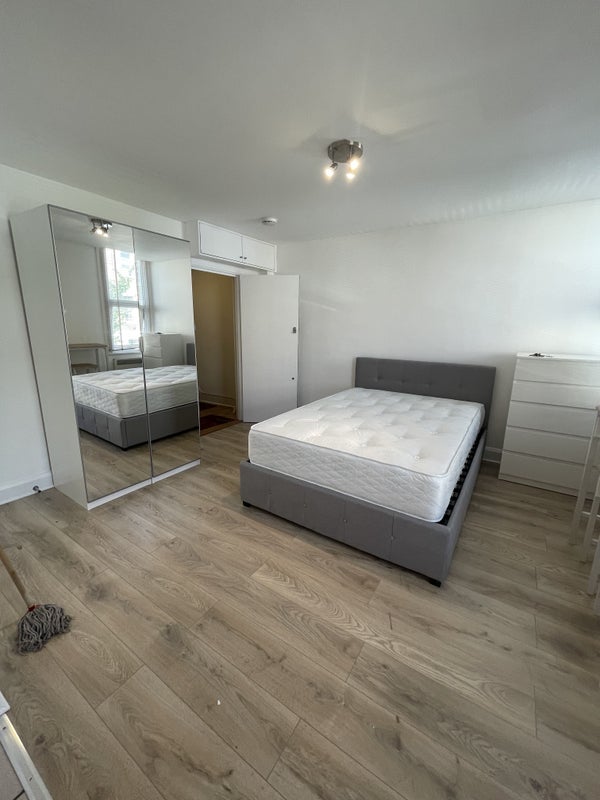 Flat Macfarlane Road in Greater London