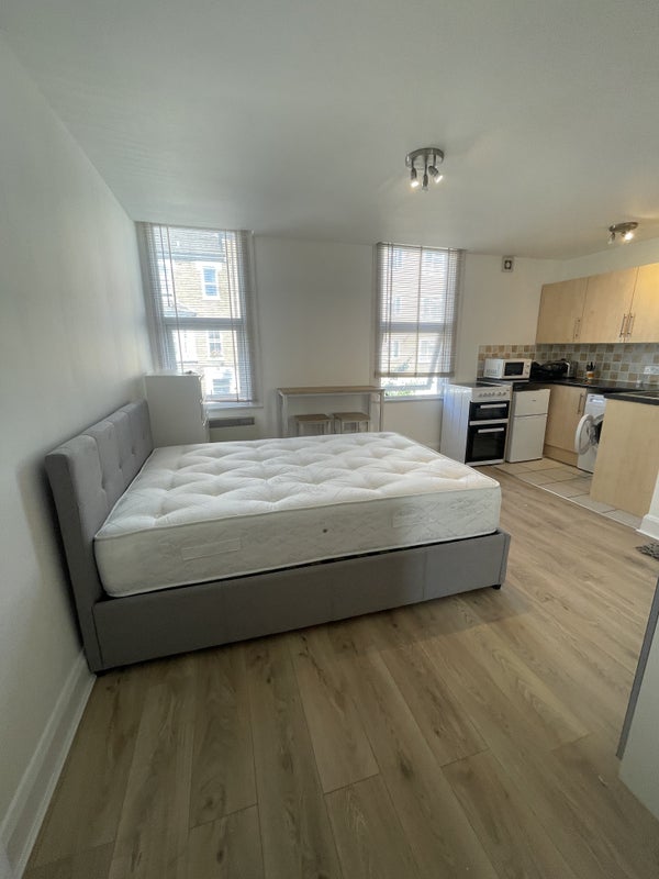 Flat Macfarlane Road in Greater London