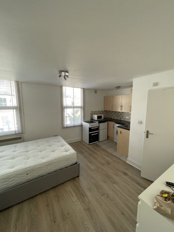Flat Macfarlane Road in Greater London