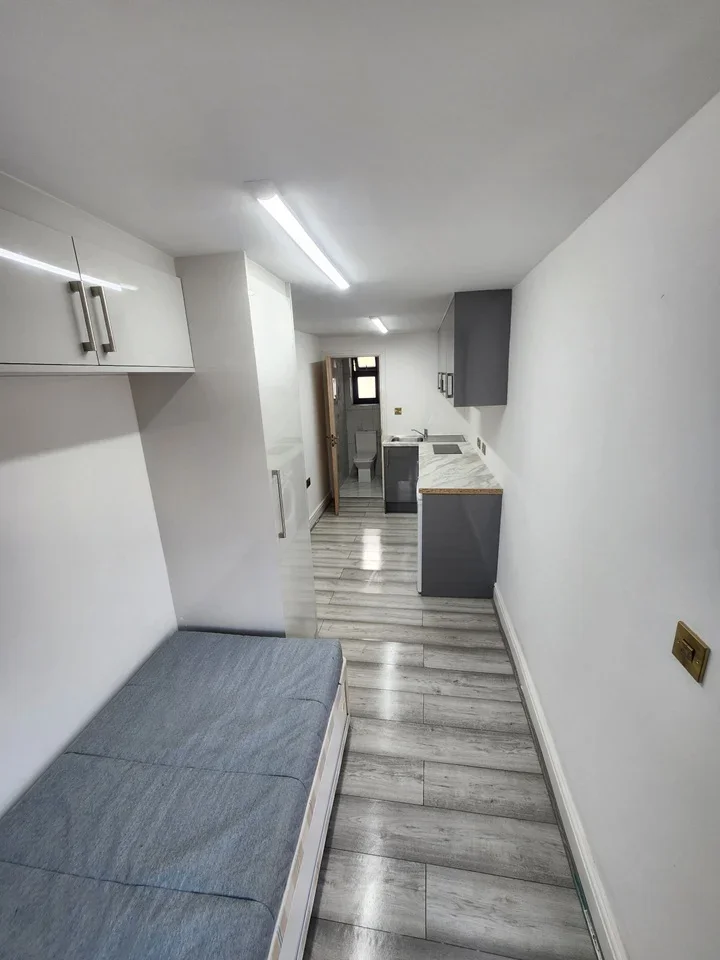 Flat Pettits Lane in Greater London