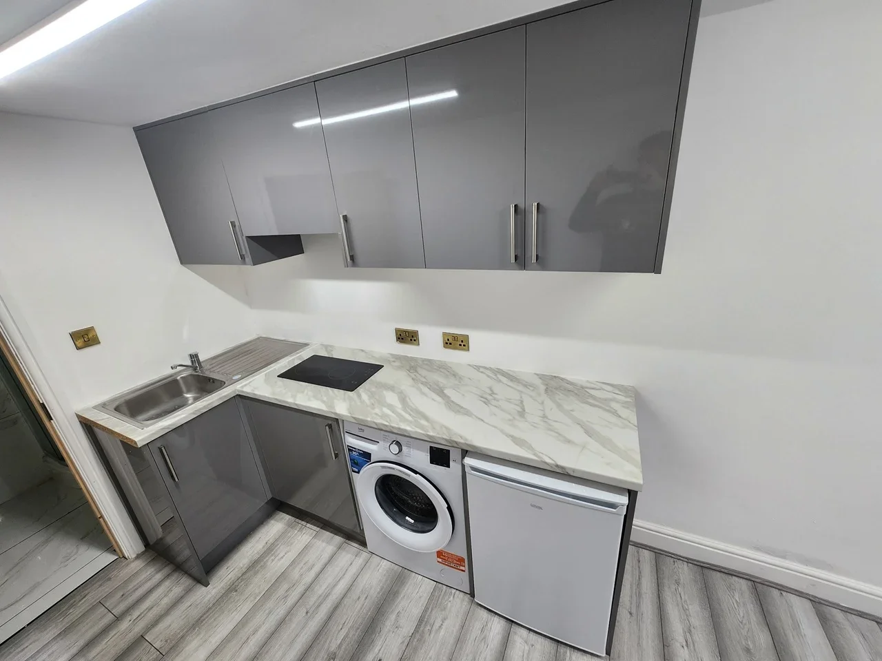 Flat Pettits Lane in Greater London