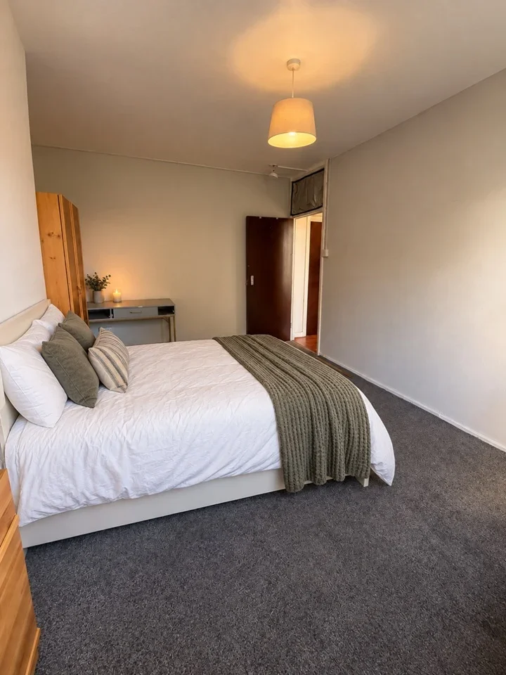 Flat Saltwell Street in Greater London
