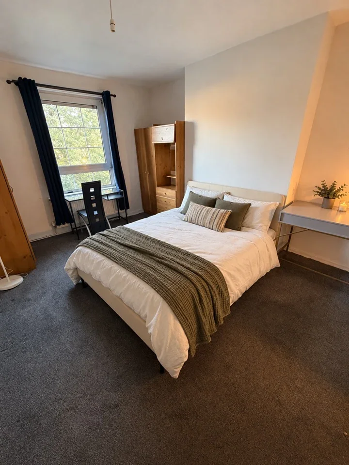 Flat Saltwell Street in Greater London