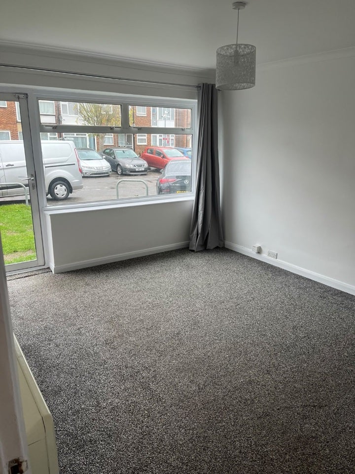 Flat Thirkleby Close in Slough