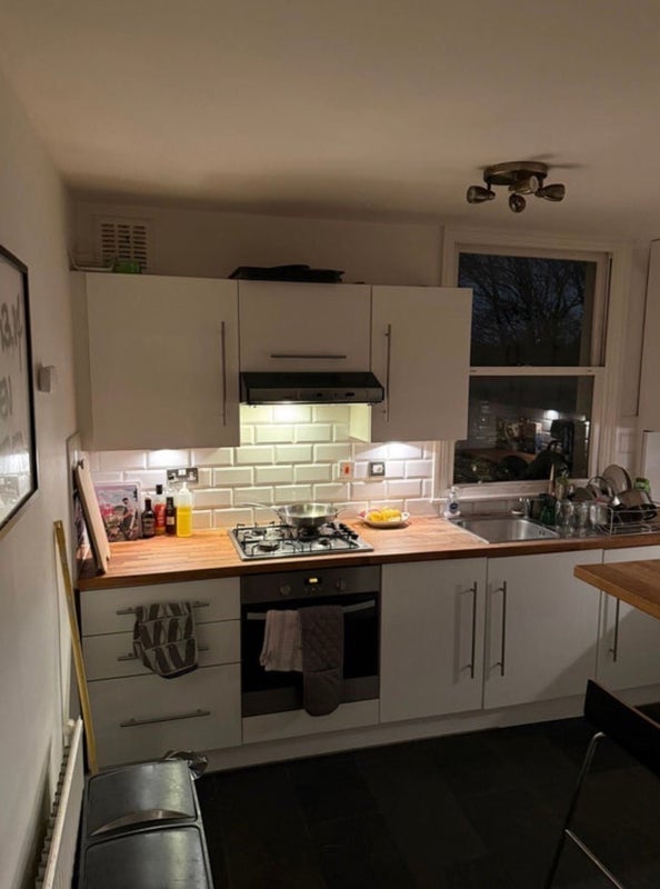 Room Evering Road in Greater London