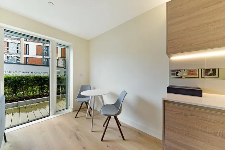 Flat Barnard Close in Greater London