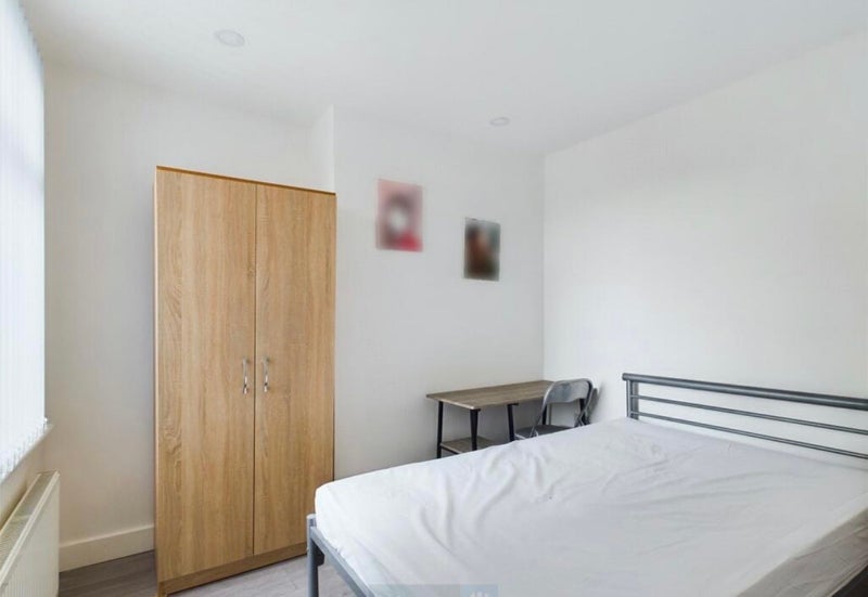 Room Queens Road in Nottingham
