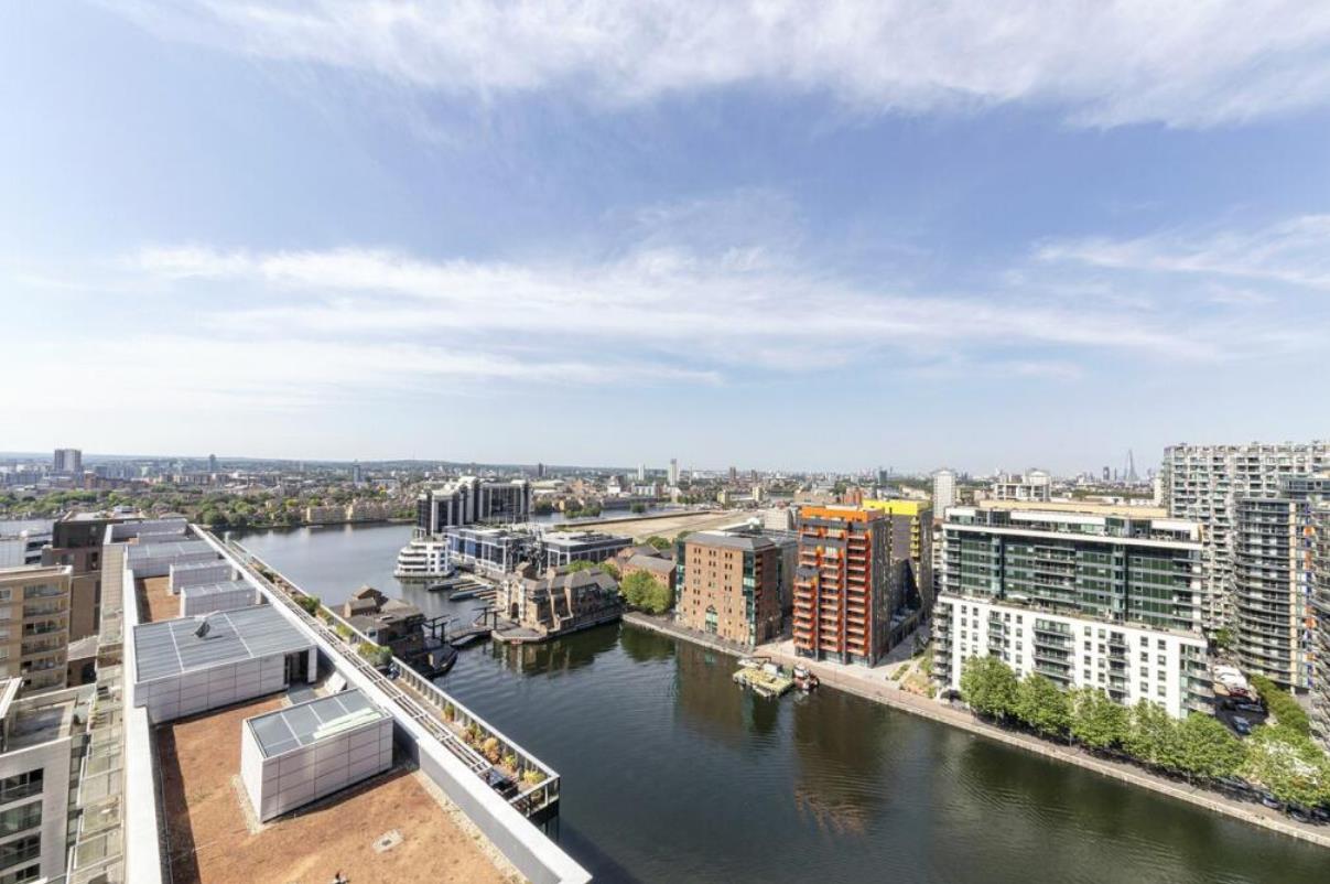 Flat Crossharbour Plaza in Greater London