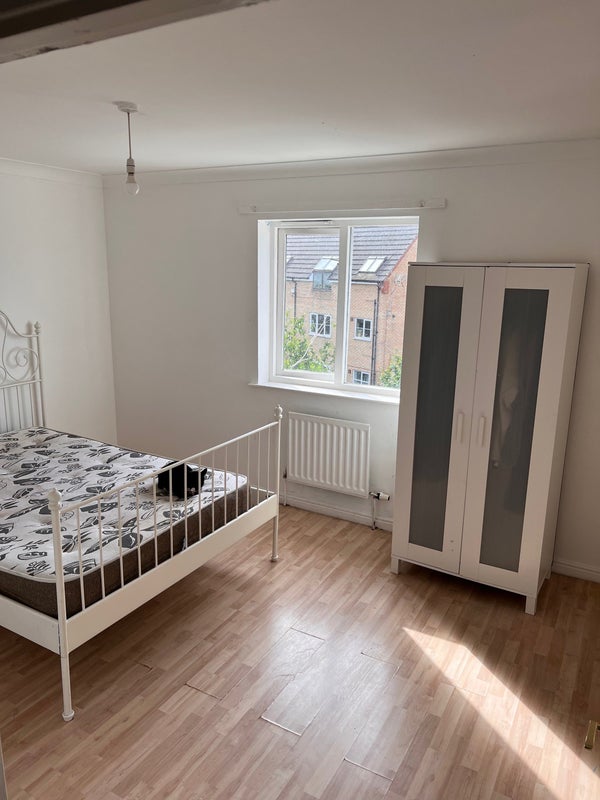 Room Moulins Road in Greater London