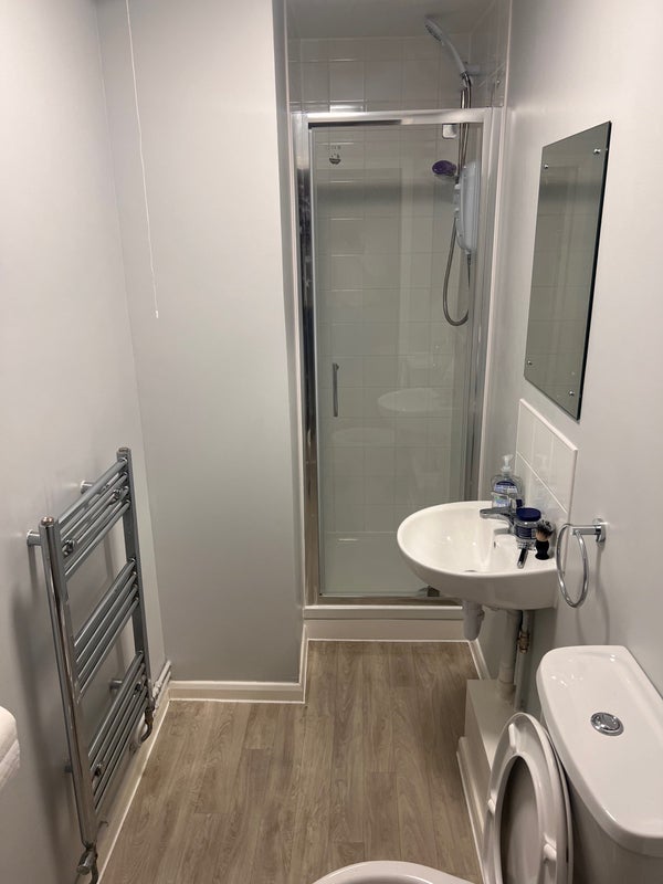 Room Moulins Road in Greater London