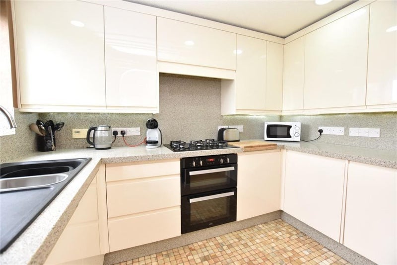 Room Oakham Way in Leeds