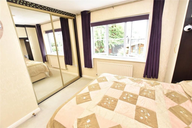 Room Oakham Way in Leeds