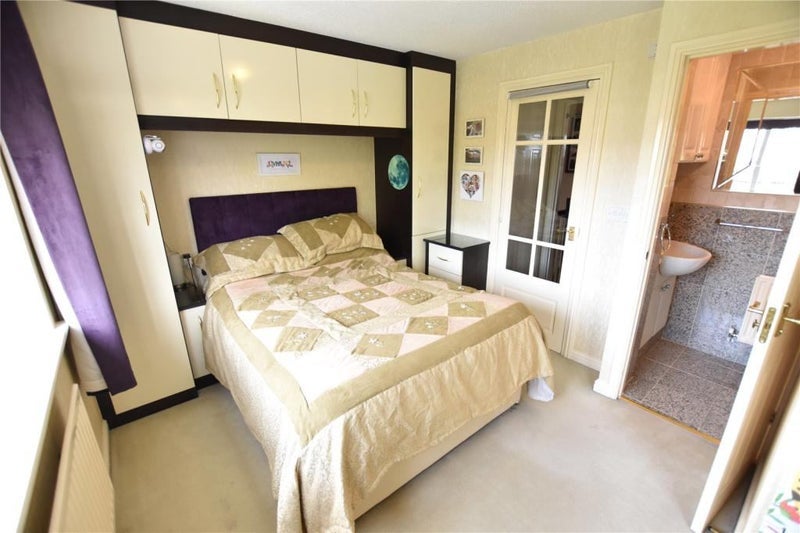 Room Oakham Way in Leeds
