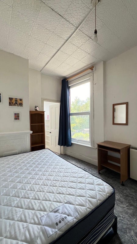 Room Woodside Road in Greater London