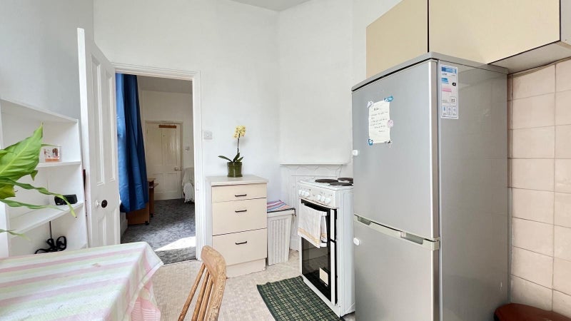 Room Woodside Road in Greater London
