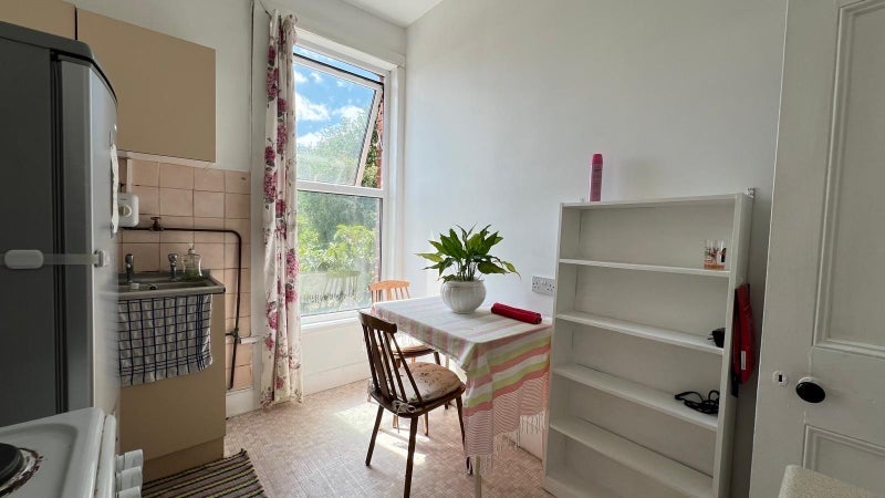Room Woodside Road in Greater London
