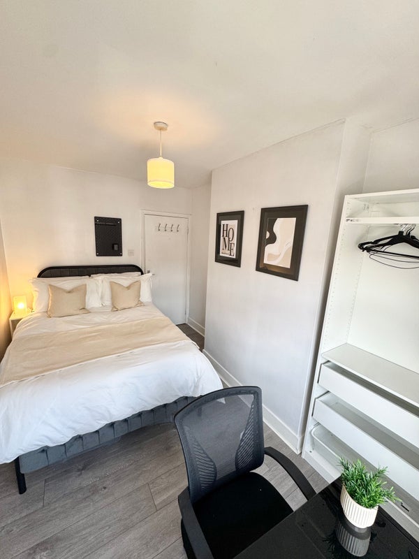 Room Whitehorse Road in Greater London