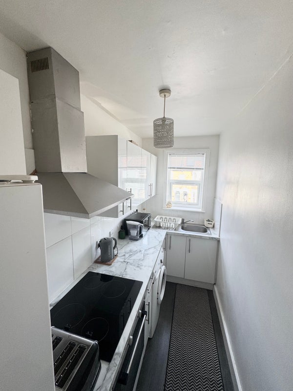 Room Whitehorse Road in Greater London