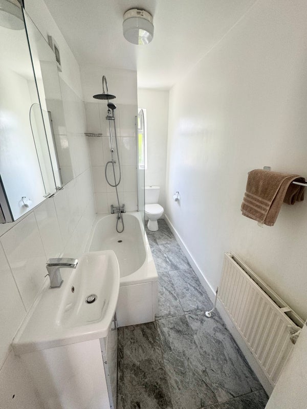 Room Whitehorse Road in Greater London