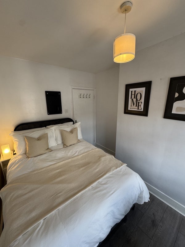 Room Whitehorse Road in Greater London