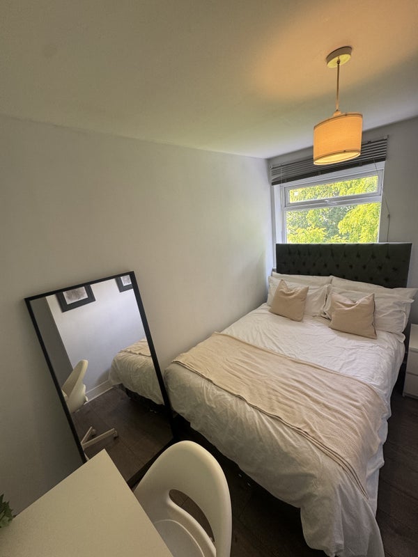 Room Whitehorse Road in Greater London