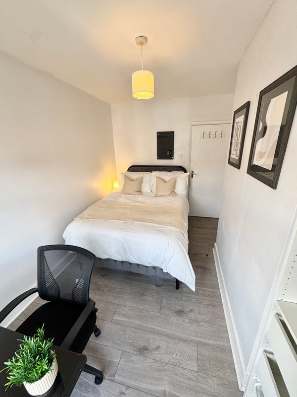 Room Whitehorse Road in Greater London