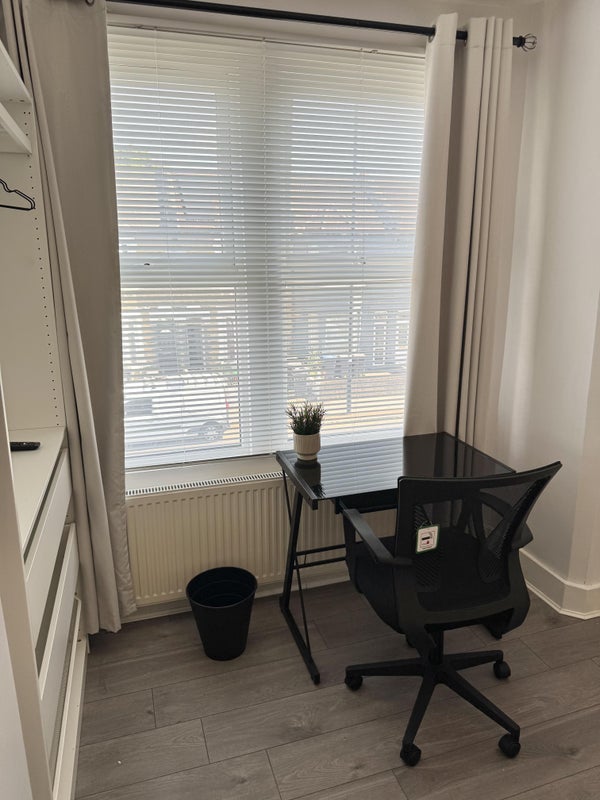 Room Whitehorse Road in Greater London
