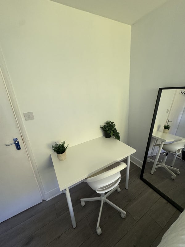 Room Whitehorse Road in Greater London