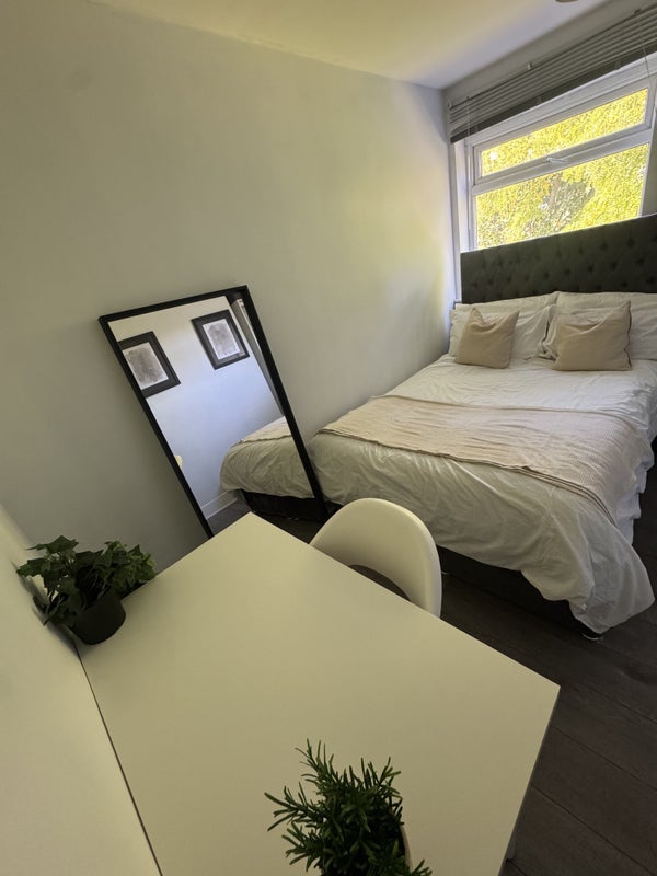 Room Whitehorse Road in Greater London