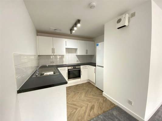 Flat Tuscany Gardens in Crawley