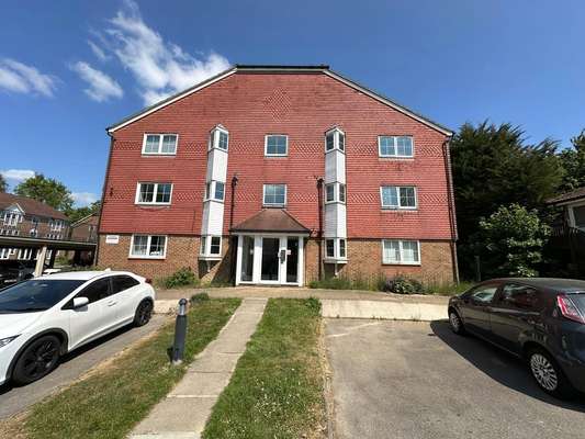 Flat Tuscany Gardens in Crawley
