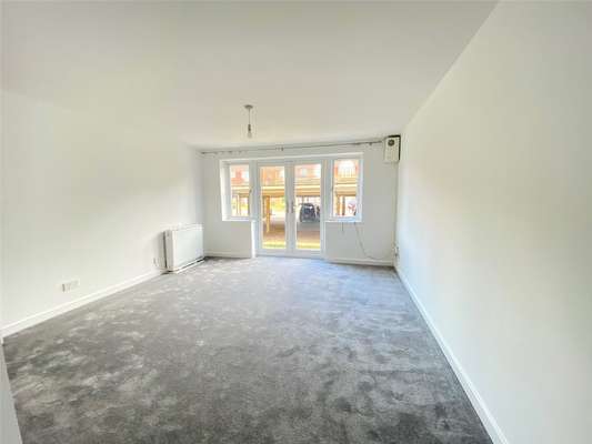 Flat Tuscany Gardens in Crawley