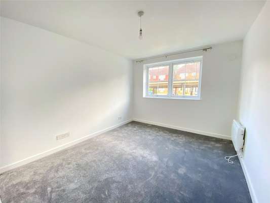 Flat Tuscany Gardens in Crawley