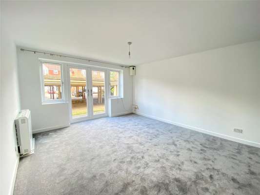 Flat Tuscany Gardens in Crawley
