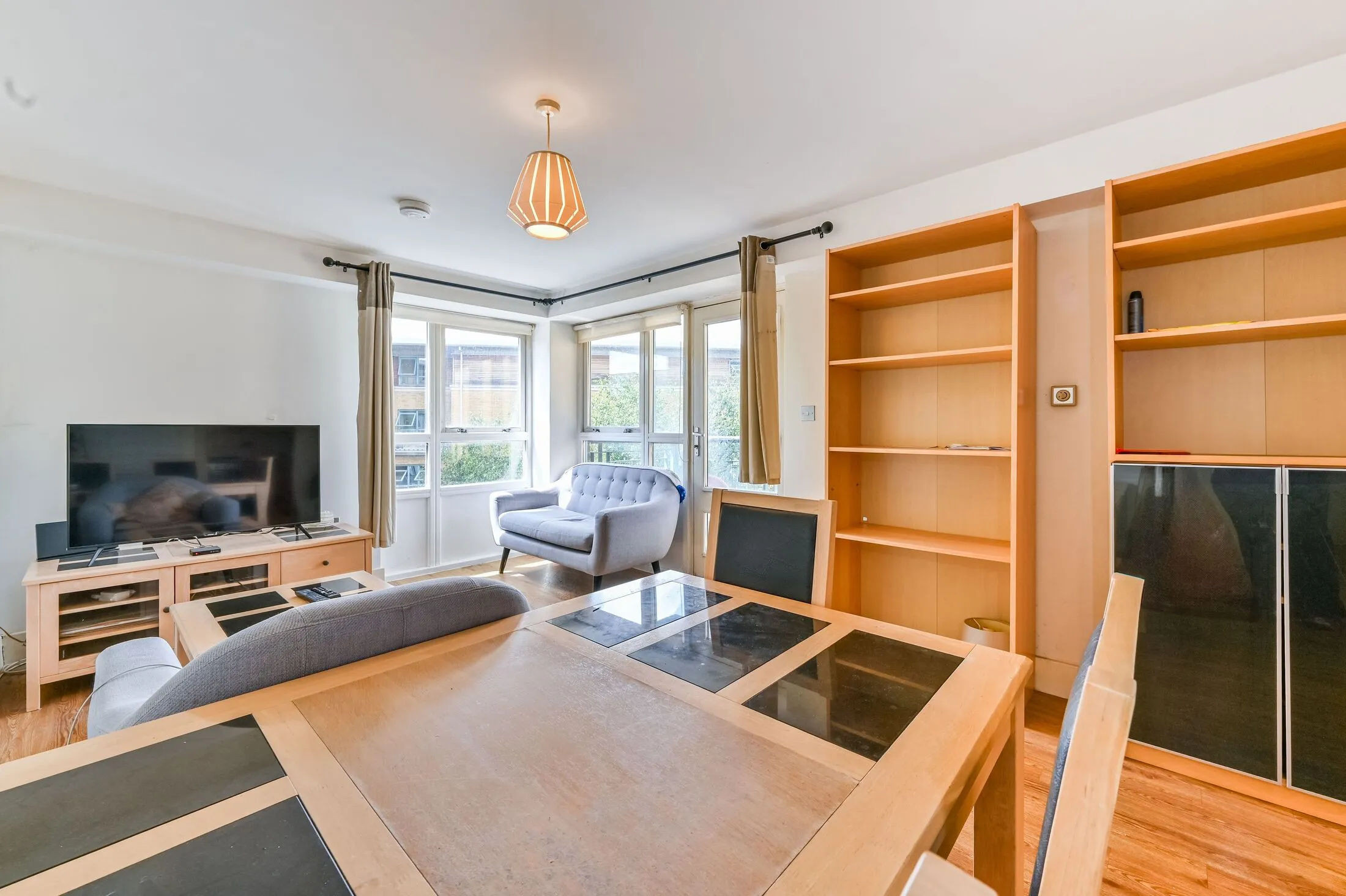 Flat Queen's Drive in Greater London