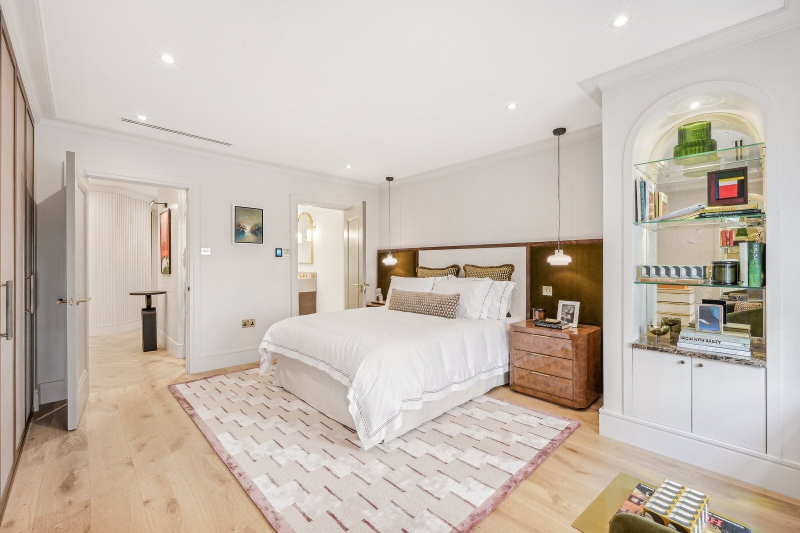 Flat Upper Grosvenor Street in City of Westminster