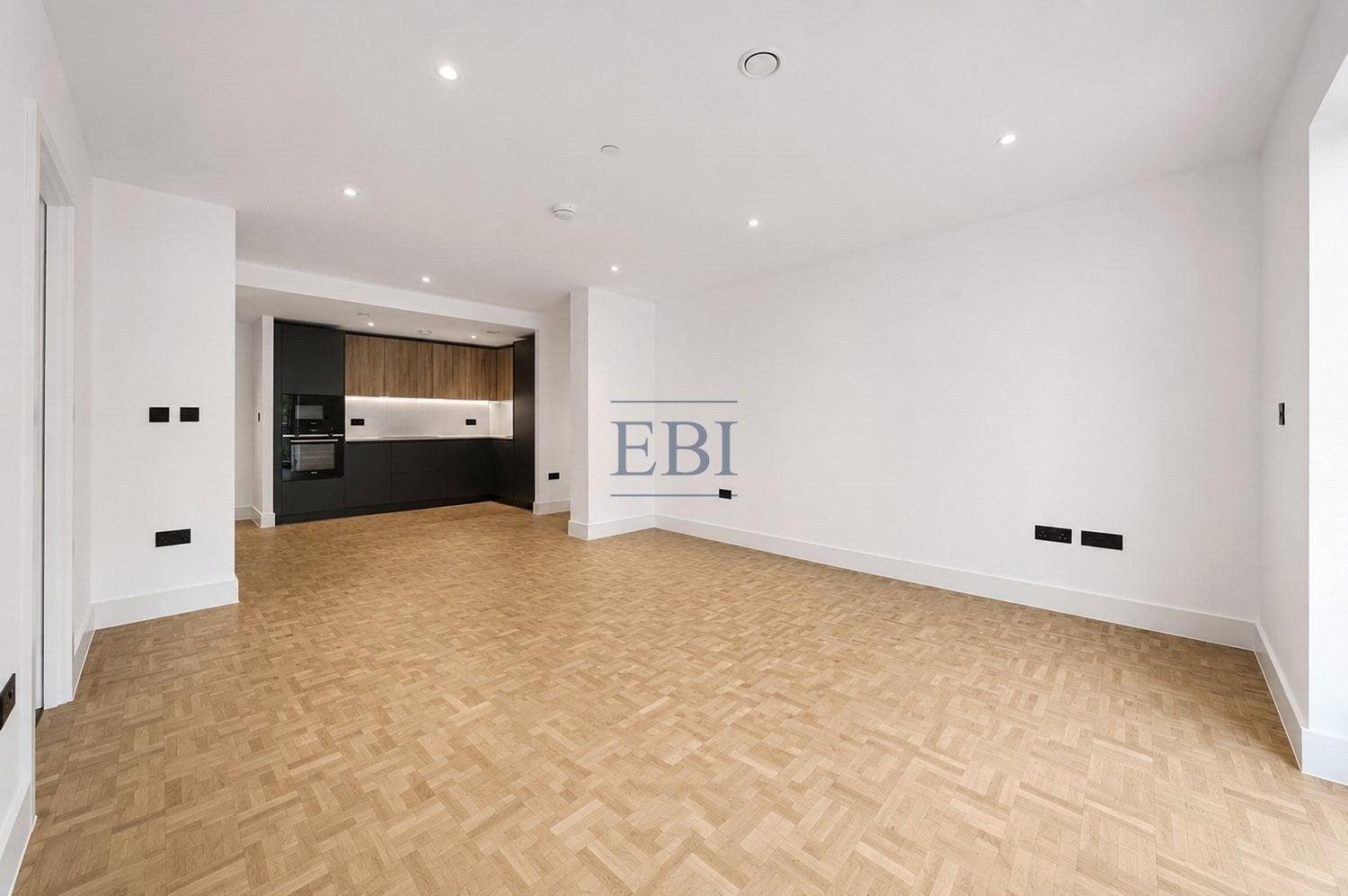 Flat Monarch Square in Greater London