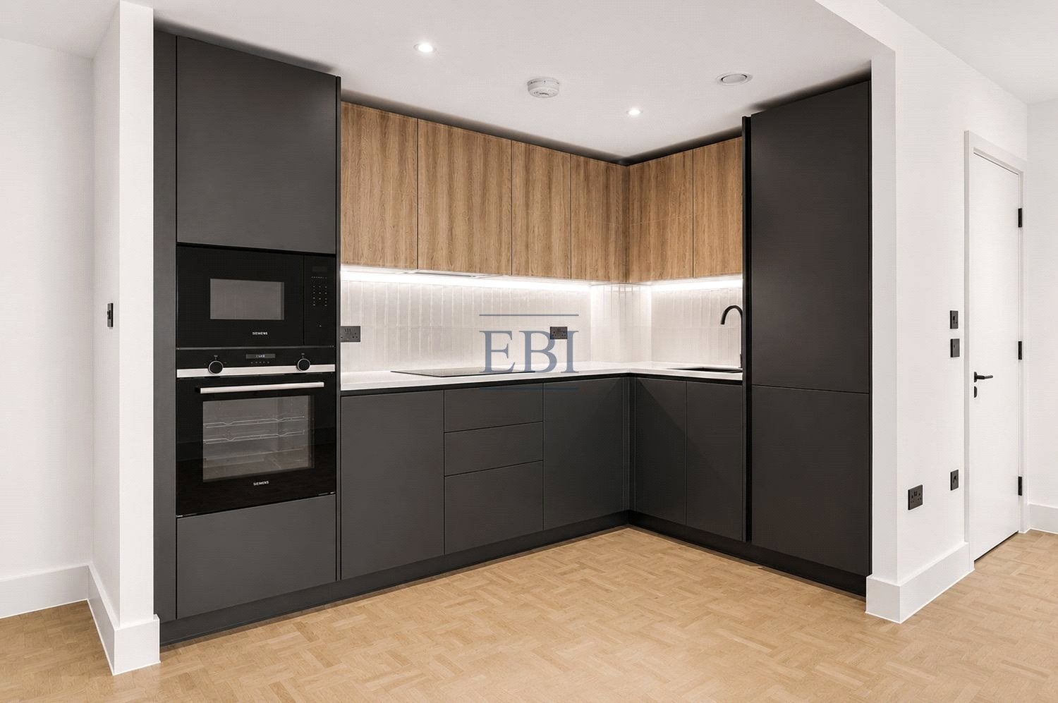 Flat Monarch Square in Greater London
