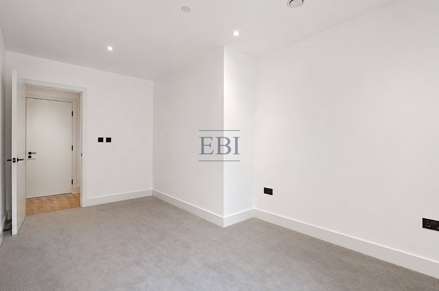 Flat Monarch Square in Greater London
